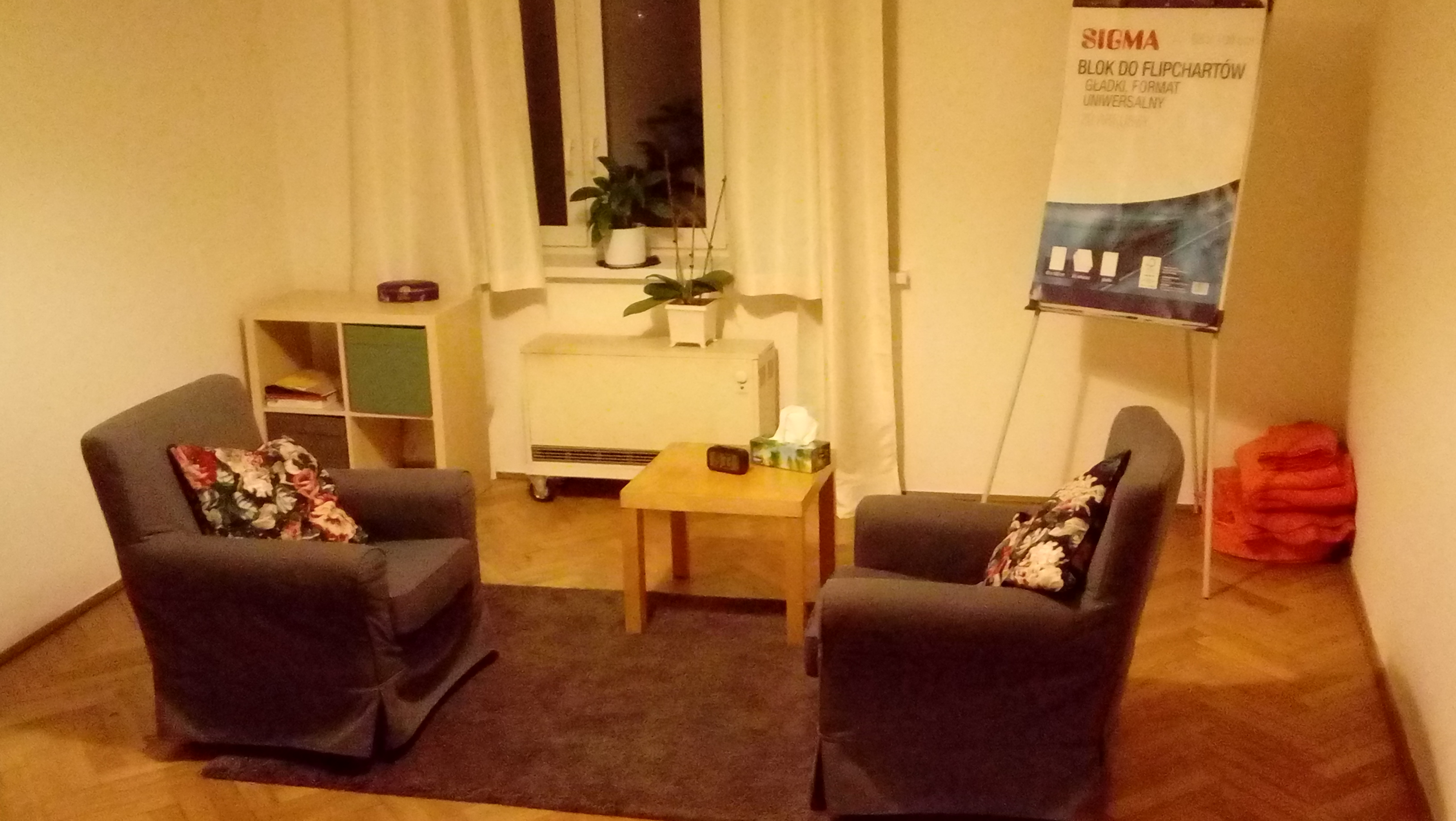 pokuj terapeutyczny z dwoma fotelami na przeciwko
